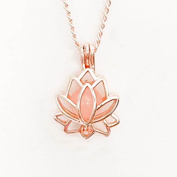 Rose Quartz Lotus Flower Necklace (Gold color) - Picture 5 of 8